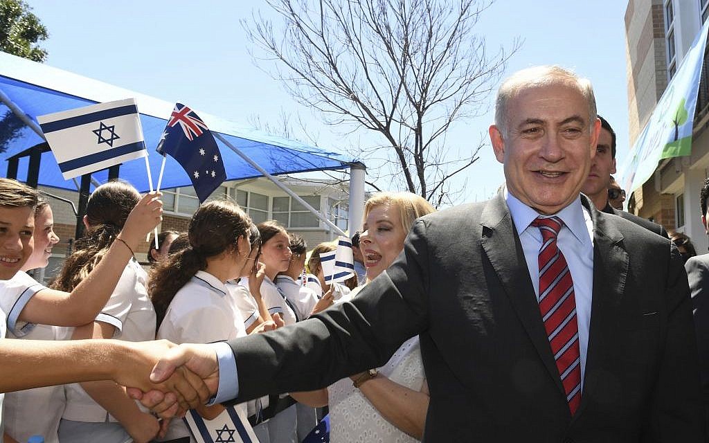 Le premier ministre Benjamin Netanyahu, (à droite), serre la main d'un étudiant lors d'une visite au Moriah War Memorial College à Sydney, le 23 février 2017. (Doyen Lewins/Pool via AP)