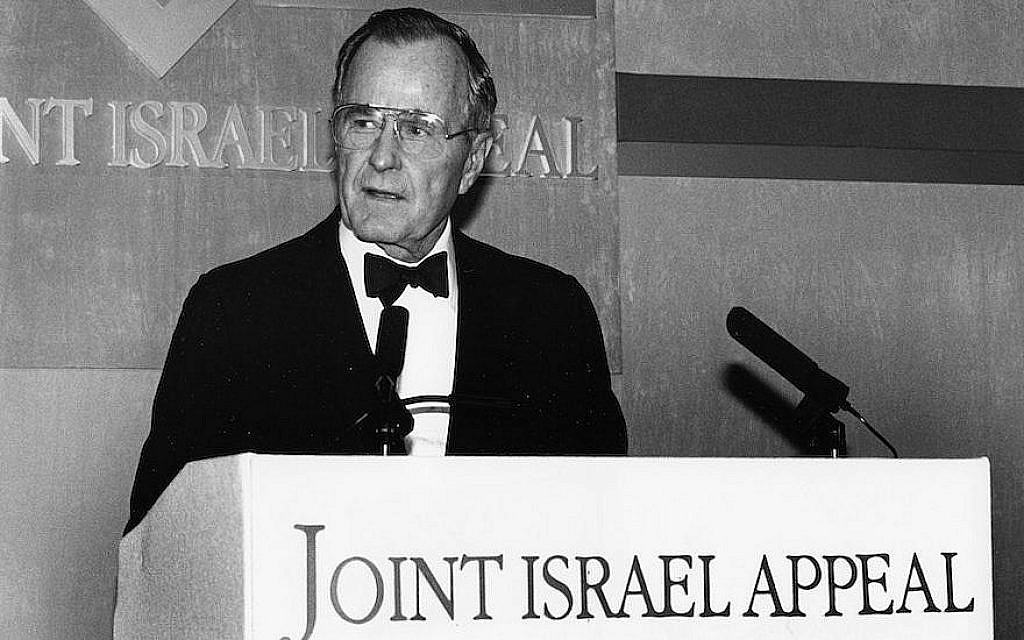 Le président George H.W. Bush s'exprimant en 1993. (Jewish Chronicle/Heritage Images/Getty Images via JTA)