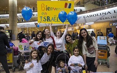 Des Juifs français arrivant à l'aéroport Ben-Gourion en Israël, le 22 novembre 2016 (Crédit : JTA/IFCJ)