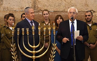 Le Premier ministre Benjamin Netanyahu a rejoint l'ambassadeur américain en Israël David M. Friedman et son épouse Tammy au mur Occidental pour une cérémonie d'allumage de bougie pour Hanoukka qui a célébré également le premier anniversaire de la reconnaissance de Donald Trump de Jérusalem, le 6 décembre 2018 (Crédit : Koby Gideon/GPO) Le Premier ministre Benjamin Netanyahu a rejoint l'ambassadeur américain en Israël David M. Friedman et son épouse Tammy au mur Occidental pour une cérémonie d'allumage de bougie pour Hanoukka qui a célébré également le premier anniversaire de la reconnaissance de Donald Trump de Jérusalem, le 6 décembre 2018 (Crédit : Koby Gideon/GPO)