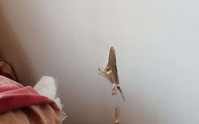 Une maison dans le sud d'Israël a été touchée par des balles qui ont été tirées, apparemment accidentellement, depuis l'Égypte, le 20 décembre 2018. (Crédit : Dixième chaîne/Twitter)