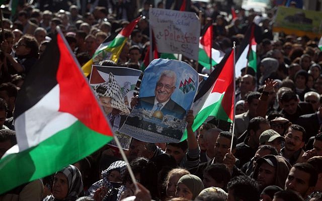 Des Palestiniens agitent leur drapeau national lors d'un rassemblement à Ramallah, le 29 novembre 2012, pour soutenir la candidature du dirigeant palestinien Mahmoud Abbas à la reconnaissance du statut d'État par l'ONU. (Issam Rimawi/Flash90) Des Palestiniens agitent leur drapeau national lors d'un rassemblement à Ramallah, le 29 novembre 2012, pour soutenir la candidature du dirigeant palestinien Mahmoud Abbas à la reconnaissance du statut d'État par l'ONU. (Issam Rimawi/Flash90)