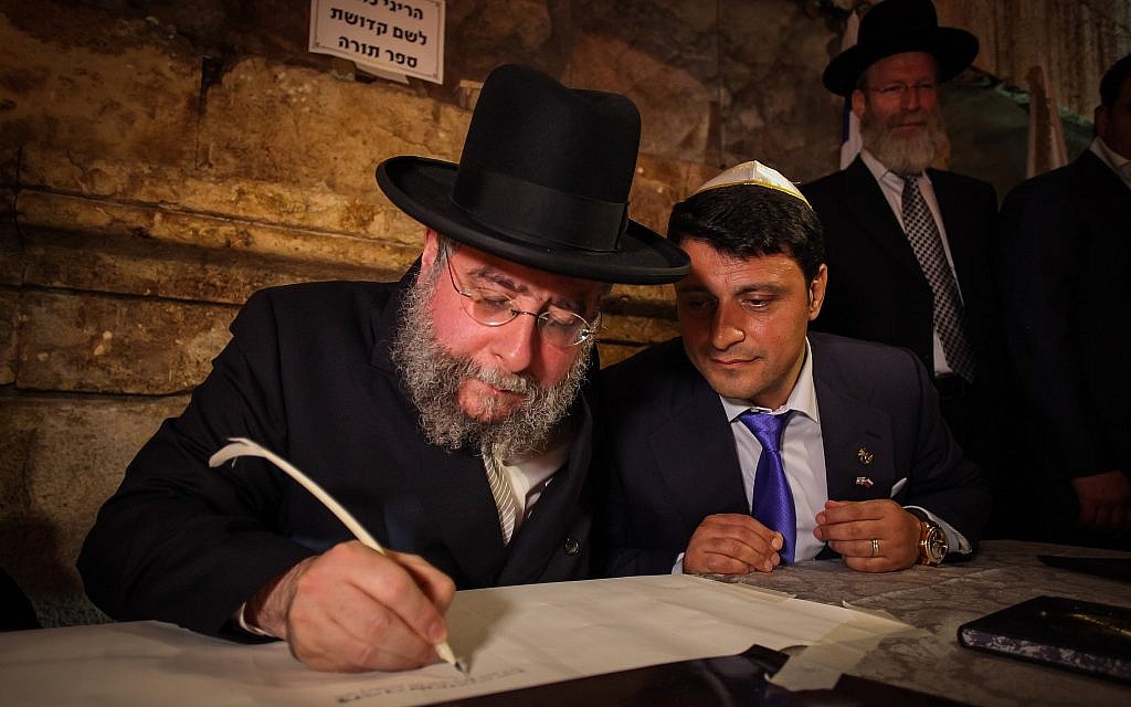 Le rabbin Pinchas Goldschmidt, en train d'écrire un nouveau rouleau de la Torah lors d'un événement auquel ont assisté des rabbins israéliens et européens, en commémoration du 69e anniversaire en date hébraïque, de la libération des juifs d'Europe, dans les tunnels du mur Occidental, dans la Vieille Ville de Jérusalem, le 21 mai 2014. (Flash90)