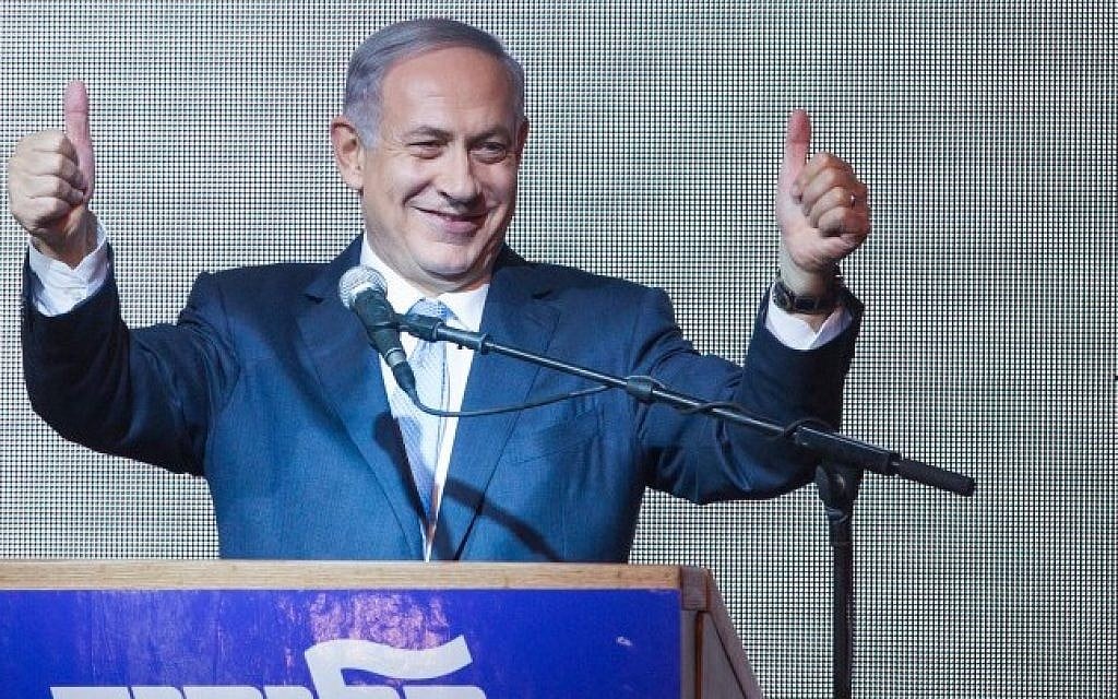 Le Premier ministre Benjamin Netanyahu salue ses partisans et se réjouit de sa victoire aux élections générales au siège du Likud à Tel Aviv, le mardi 17 mars 2015. (Crédit photo : Miriam Alster/FLASH90) Le Premier ministre Benjamin Netanyahu salue ses partisans et se réjouit de sa victoire aux élections générales au siège du Likud à Tel Aviv, le mardi 17 mars 2015. (Crédit photo : Miriam Alster/FLASH90)