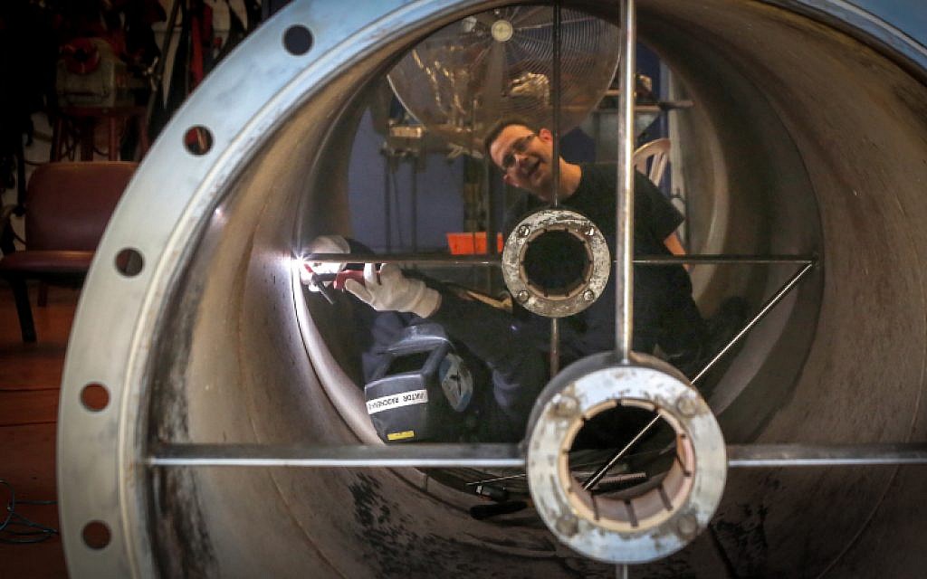 Un ouvrier de l'usine de désalinisation Sorek A au sud de Tel Aviv, le 1er novembre 2015 (Crédit : Yossi Zamir/Flash90) Un ouvrier de l'usine de désalinisation Sorek A au sud de Tel Aviv, le 1er novembre 2015 (Crédit : Yossi Zamir/Flash90)
