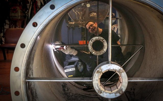 Un ouvrier de l'usine de désalinisation Sorek A au sud de Tel Aviv, le 1er novembre 2015 (Crédit : Yossi Zamir/Flash90)