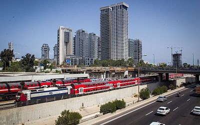Illustration d'un train des chemins de fer israéliens longeant l'autoroute Ayalon, près de la gare "centrale" de la rue Arlozorov à Tel Aviv, le 23 août 2016. (Crédit : Miriam Alster/Flash90)