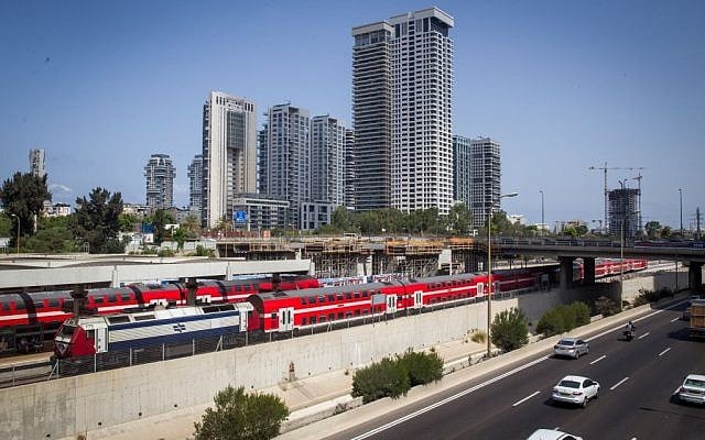 Illustration d'un train des chemins de fer israéliens longeant l'autoroute Ayalon, près de la gare "centrale" de la rue Arlozorov à Tel Aviv, le 23 août 2016. (Crédit : Miriam Alster/Flash90) Illustration d'un train des chemins de fer israéliens longeant l'autoroute Ayalon, près de la gare "centrale" de la rue Arlozorov à Tel Aviv, le 23 août 2016. (Crédit : Miriam Alster/Flash90)