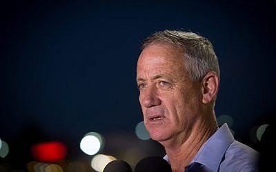 L'ancien chef d'Etat-major Benny Gantz parle aux journalistes devant le Peres Center for Peace à Jaffa le 28 septembre 2016. (Crédit :Miriam Alster/Flash90)