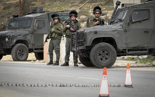 Illustration : Des agents de la police des frontières gardent un checkpoint en Cisjordanie, le 26 janvier 2017 (Crédit : Wisam Hashlamoun/Flash90) Illustration : Des agents de la police des frontières gardent un checkpoint en Cisjordanie, le 26 janvier 2017 (Crédit : Wisam Hashlamoun/Flash90)