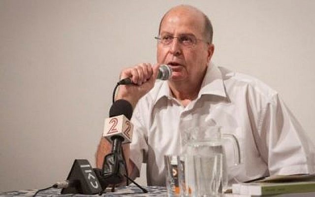 L'ancien ministre de la Défense Moshe Yaalon prend la parole lors d'une manifestation culturelle à Raanana le 15 juillet 2017. (Flash90)