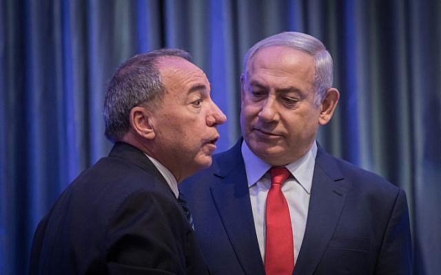 Benjamin Netanyahu et Yuval Rotem, à Jérusalem, le 7 décembre 2017. (Crédit :  Hadas Parush/Flash90)