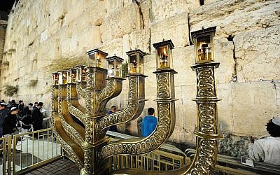 La Hanoukia en forme de menorah lors de la dernière nuit de la fête juive de huit jours au mur Occidental dans la Vieille Ville de Jérusalem, le 19 décembre 2017. (Mendy Hechtman/Flash90)