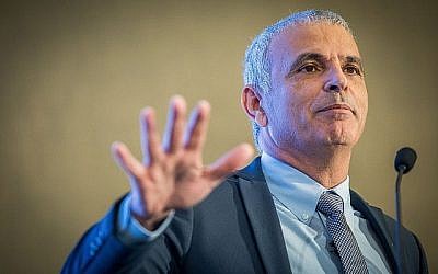 Moshe Kahlon prend la parole lors d'une conférence à Jérusalem le 7 mai 2018 (Crédit : Yonatan Sindel / Flash90).