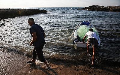 Une photo illustrative de personnes pêchant légalement sur la plage d'Achziv, dans le nord d'Israël, le 3 juillet 2018. (David Cohen/Flash90)