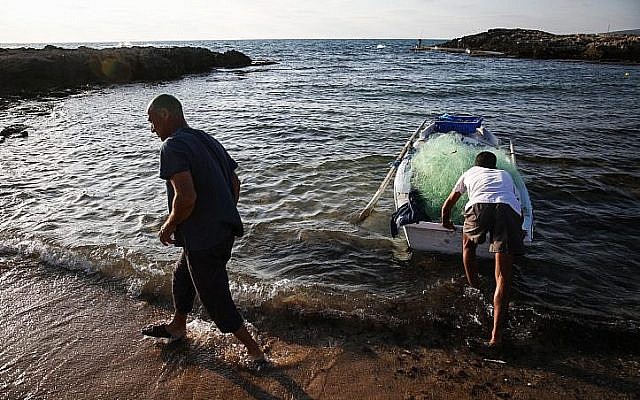 Une photo illustrative de personnes pêchant légalement sur la plage d'Achziv, dans le nord d'Israël, le 3 juillet 2018. (David Cohen/Flash90)