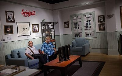 Des visiteurs de l'exposition consacrée à l'humour juif au musée du peuple juif de  Beit Hatfutsot, le 13 août 2018 (Crédit : Miriam Alster/Flash90)