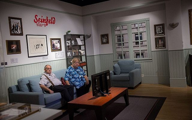 Des visiteurs de l'exposition consacrée à l'humour juif au musée du peuple juif de Beit Hatfutsot, le 13 août 2018 (Crédit : Miriam Alster/Flash90) Des visiteurs de l'exposition consacrée à l'humour juif au musée du peuple juif de Beit Hatfutsot, le 13 août 2018 (Crédit : Miriam Alster/Flash90)