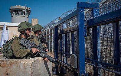 Des soldats israéliens montent la garde au poste frontière de Quneitra avec la Syrie, sur le plateau du Golan, le 27 septembre 2018. (Basel Awidat/Flash90)