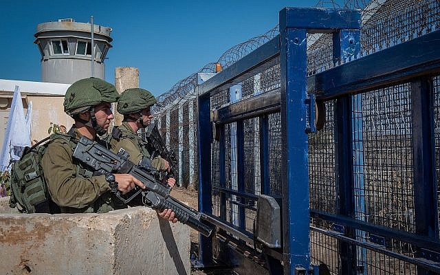 Des soldats israéliens montent la garde au poste frontière de Quneitra avec la Syrie, sur le plateau du Golan, le 27 septembre 2018. (Basel Awidat/Flash90)