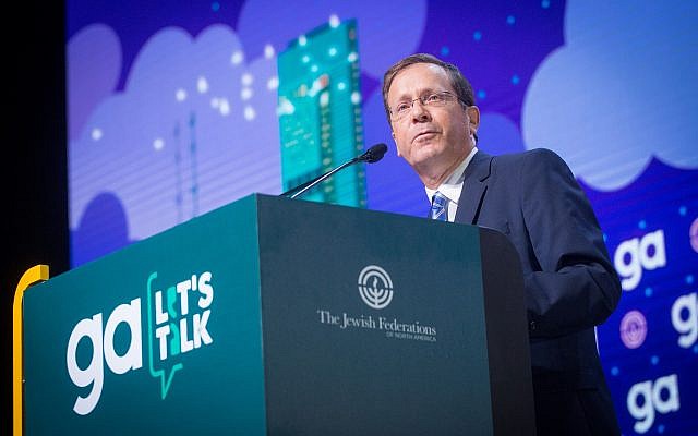 Le président de l'Agence juive Isaac Herzog devant l'Assemblée générale de la Fédération juive à Tel Aviv, le 23 octobre 2018 (Crédit : Miriam Alster/Flash90)