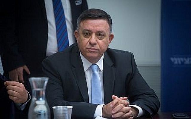 Le chef du parti de l'Union sioniste Avi Gabbay dirige une réunion de faction à la Knesset le 19 novembre 2018. (Miriam Alster/FLASH90)