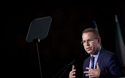 Le ministre de la Sécurité intérieure Gilad Erdan s'exprime lors de la conférence diplomatique du Jerusalem Post à l'hôtel Waldorf-Astoria de Jérusalem, le 21 novembre 2018 (Crédit : Miriam Alster/Flash90) Le ministre de la Sécurité intérieure Gilad Erdan s'exprime lors de la conférence diplomatique du Jerusalem Post à l'hôtel Waldorf-Astoria de Jérusalem, le 21 novembre 2018 (Crédit : Miriam Alster/Flash90)