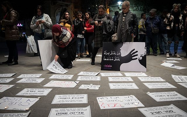 Des avis de décès avec des noms de femmes sur la place Sion de Jérusalem, lors d'une manifestation contre les violences faites aux femmes, le 27 novembre 2018 (Crédit : Hadas Parush/Flash90)