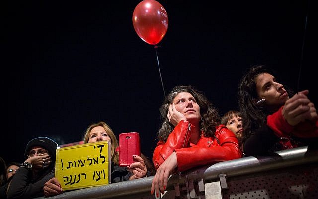 Des milliers de manifestantes sur la place Rabin de Tel Aviv lors d'une grève nationale de protestation contre les violences faites aux femmes, le 4 décembre 2018 (Crédit : Miriam Alster/Flash90) Des milliers de manifestantes sur la place Rabin de Tel Aviv lors d'une grève nationale de protestation contre les violences faites aux femmes, le 4 décembre 2018 (Crédit : Miriam Alster/Flash90)