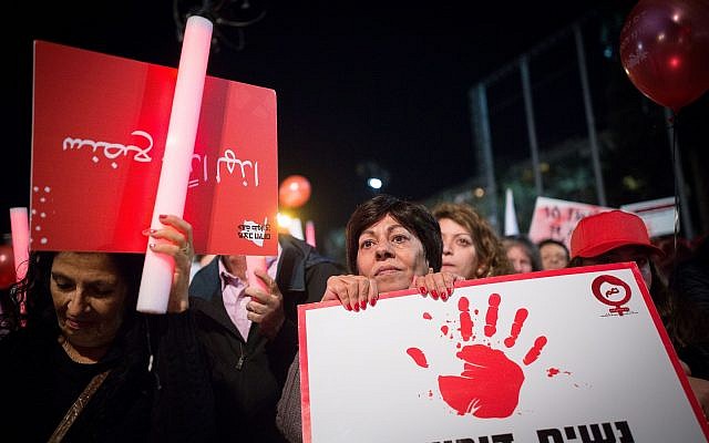 Des milliers de manifestantes sur la place Rabin de Tel Aviv lors d'une grève nationale de protestation contre les violences faites aux femmes, le 4 décembre 2018 (Crédit : Miriam Alster/Flash90) Des milliers de manifestantes sur la place Rabin de Tel Aviv lors d'une grève nationale de protestation contre les violences faites aux femmes, le 4 décembre 2018 (Crédit : Miriam Alster/Flash90)