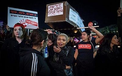Les manifestantes transportent un faux cercueil pendant une manifestation dénonçant les violences faites aux femmes dans le cadre d'une grève nationale, le 4 décembre 2018 (Crédit :  Miriam Alster/Flash90)