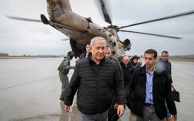Le Premier ministre israélien Benjamin Netanyahu sort d'un hélicoptère lors de son arrivée dans le nord d'Israël, le 6 décembre 2018 (Crédit :  Amit Shabi/Yedioth Ahronoth/POOL)