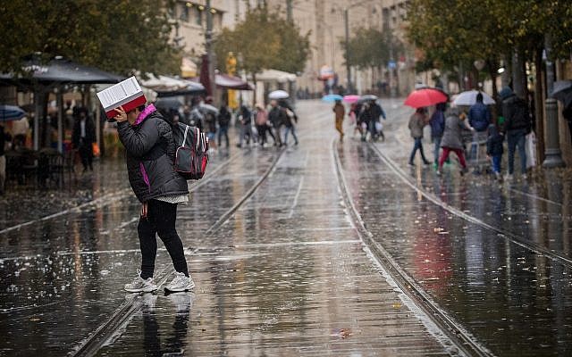 Des piétons sous la pluie à Jaffa Street le 6 décembre 2018. (Crédit : Yonatan Sindel/Flash90) Des piétons sous la pluie à Jaffa Street le 6 décembre 2018. (Crédit : Yonatan Sindel/Flash90)