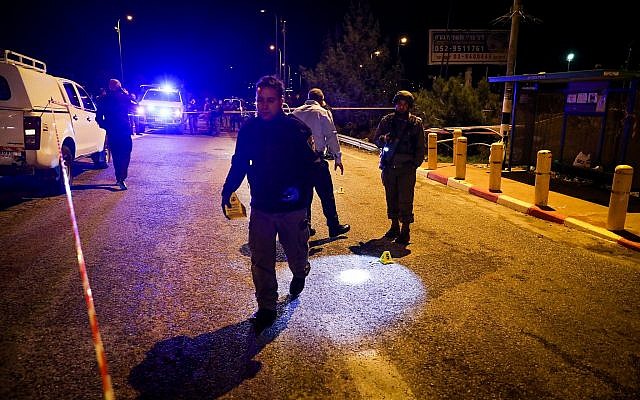Des soldats israéliens et la police inspectent la scène d'un attentat terroriste à l'entrée de l'implantation israélienne d'Ofra, en Cisjordanie, le 9 décembre 2018 (Crédit : Ofer Meir/Flash90) Des soldats israéliens et la police inspectent la scène d'un attentat terroriste à l'entrée de l'implantation israélienne d'Ofra, en Cisjordanie, le 9 décembre 2018 (Crédit : Ofer Meir/Flash90)