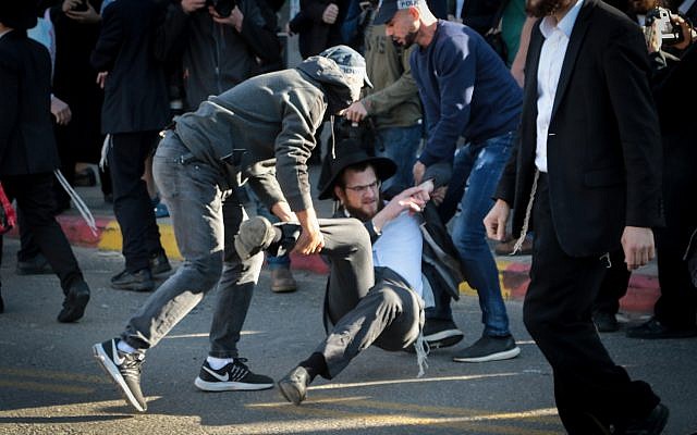 Des Israéliens ultra-orthodoxes affrontent la police lors d'une manifestation contre le service militaire à Bnei Brak, le 10 décembre 2018 (Roy Alima/Flash90)