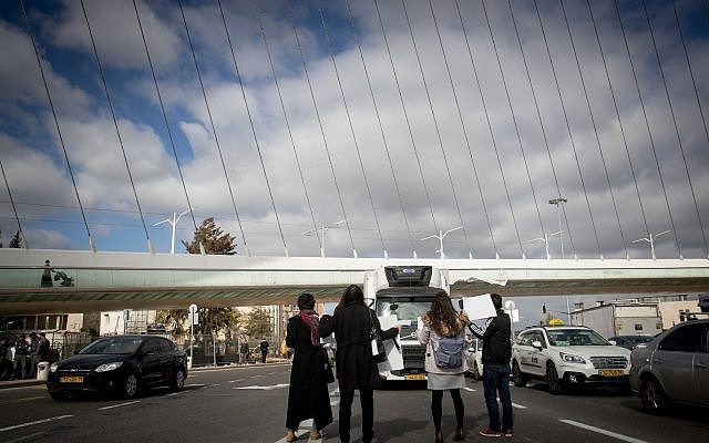 Des activistes féministes manifestent contre les violences envers les femmes à l'entrée de Jérusalem, le 12 décembre 2018 (Crédit : Yonatan Sindel/Flash90) Des activistes féministes manifestent contre les violences envers les femmes à l'entrée de Jérusalem, le 12 décembre 2018 (Crédit : Yonatan Sindel/Flash90)