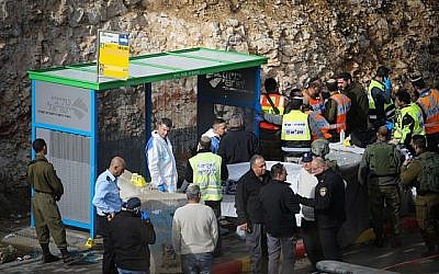 Des soldats, des responsables médicaux et des policiers israéliens inspectent les lieux d'un attentat terroriste près de Givat Assaf, en Cisjordanie centrale, le 13 décembre 2018. (Hadas Parush/Flash90)