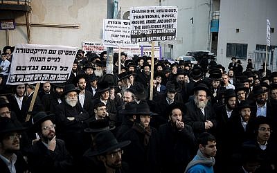 Des Juifs ultra-orthodoxes manifestent devant le bureau d'incorporation de l'armée à Jérusalem le 13 décembre 2018. (Yonatan Sindel/Flash90)