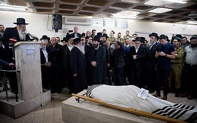 Rabbi Eliyahu Merav s'exprime durant les funérailles de son beau-fils Yosef Cohen, mort dans une fusillade terroriste près d'Ofra, en Cisjordanie, le 14 décembre 2018 ( Crédit :  Yonatan Sindel/Flash90