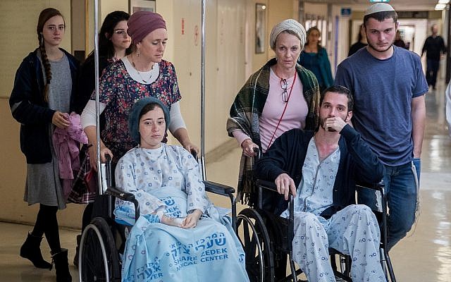 Shira (G) et Amichai Ish Ran, tous deux blessés la semaine dernière lorsqu'un terroriste palestinien a ouvert le feu sur des Israéliens près de l'implantation d'Ofra, vont donner une conférence de presse à l'hôpital Shaare Zedek à Jérusalem, le 16 décembre 2018. (Yonatan Sindel/FLASH90)