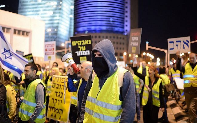 Des Israéliens lors d'une manifestation des Gilets jaunes à Tel Aviv (Crédit : Gili Yaari/Flash90) Des Israéliens lors d'une manifestation des Gilets jaunes à Tel Aviv (Crédit : Gili Yaari/Flash90)
