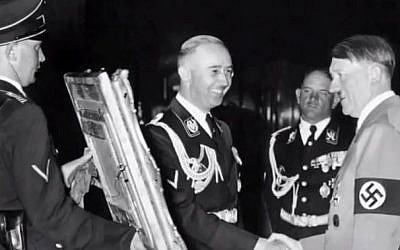 Des officiers SS ont pu agrandir leurs collections par le biais d'agents nazis délégués aux arts (Capture d'écran : YouTube) Des officiers SS ont pu agrandir leurs collections par le biais d'agents nazis délégués aux arts (Capture d'écran : YouTube)