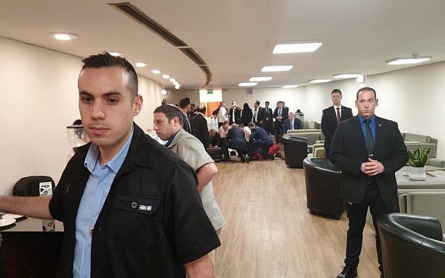 Le ministre de la Communication, Ayoub Kara, reçoit des soins médicaux à l'extérieur du plénum de la Knesset après s'être effondré, le 12 décembre 2018. Le Premier ministre Benjamin Netanyahu, qui était alors en séance plénière, est visible assis à droite sur la photo. (Autorisation) Le ministre de la Communication, Ayoub Kara, reçoit des soins médicaux à l'extérieur du plénum de la Knesset après s'être effondré, le 12 décembre 2018. Le Premier ministre Benjamin Netanyahu, qui était alors en séance plénière, est visible assis à droite sur la photo. (Autorisation)