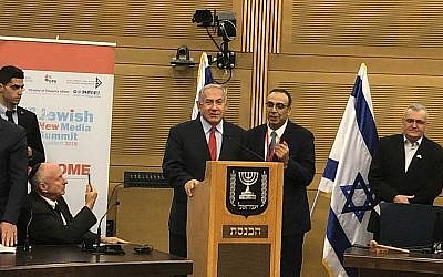 Le Premier ministre Benjamin Netanyahu (au centre) répond aux questions posées à la Knesset par un groupe international de journalistes et de blogueurs participant au Sommet des médias juifs, le 28 novembre 2018. (Amanda Borschel-Dan/Times of Israel)