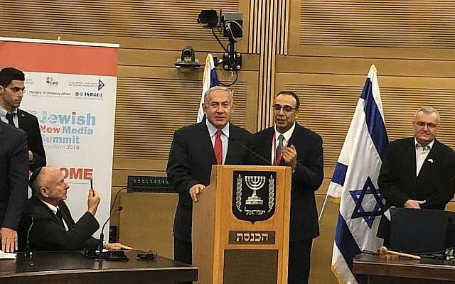 Le Premier ministre Benjamin Netanyahu (au centre) répond aux questions posées à la Knesset par un groupe international de journalistes et de blogueurs participant au Sommet des médias juifs, le 28 novembre 2018. (Amanda Borschel-Dan/Times of Israel) Le Premier ministre Benjamin Netanyahu (au centre) répond aux questions posées à la Knesset par un groupe international de journalistes et de blogueurs participant au Sommet des médias juifs, le 28 novembre 2018. (Amanda Borschel-Dan/Times of Israel)