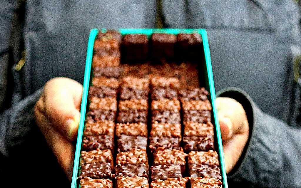 Un détail d'une photo de  Sharon Heinrich: Un Rocher, bonbon au chocolat avec un praliné artisanal confectionné par  Patrick Roger. (Crédit : Sharon Heinrich/Paris Chez Sharon)