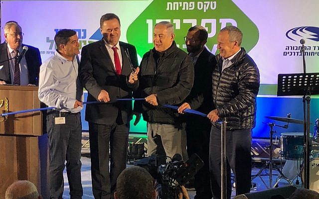 Le Premier ministre Benjamin Netanyahu (3e à partir de la droite) coupe le ruban lors de la cérémonie d'inauguration d'un nouvel échangeur pour l'implantation de Adam, dans le centre de la Cisjordanie le 11 décembre 2018. (Jacob Magid/Times of Israel)