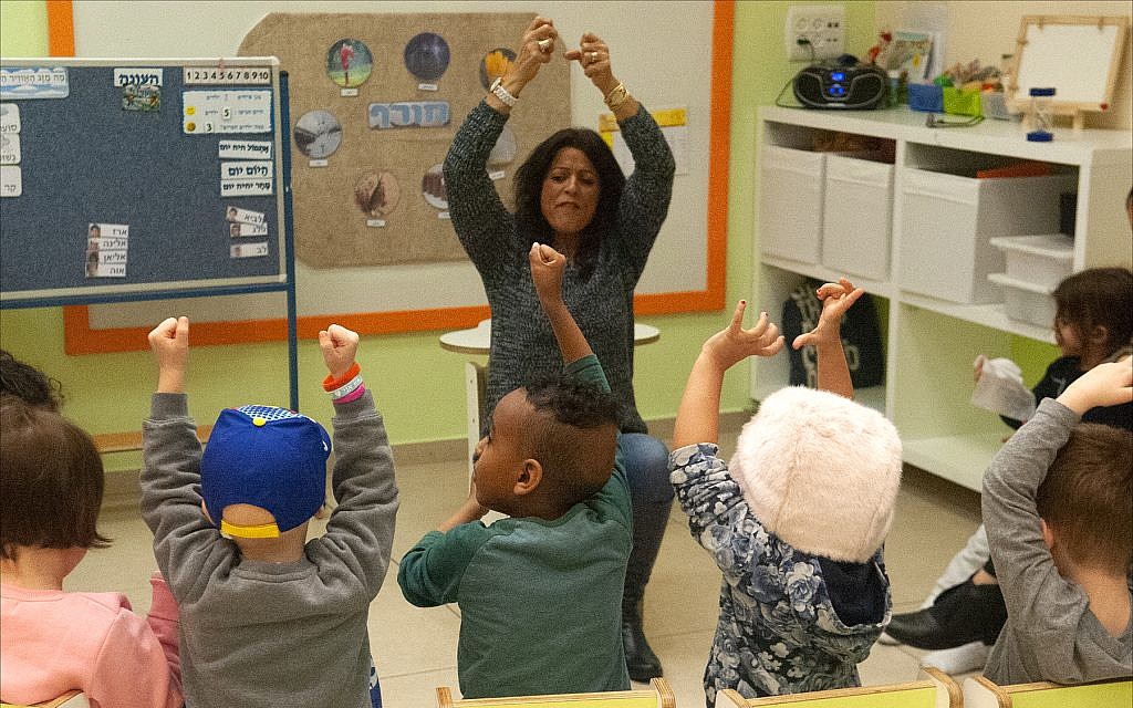 Dorit Zach, enseignante au jardin d'enfants "Daycare of Dreams" de Larger Than Life à Ramat Gan, fait chanter en chœur des enfants atteints de cancer une chanson en hébreu. (Larry Luxner/ Times of Israel)