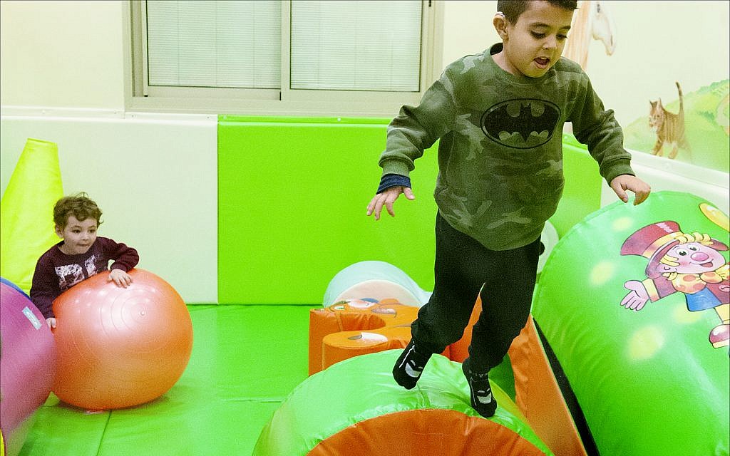 Un garçon atteint du cancer joue à "Daycare of Dreams", un établissement spécial géré par l'organisation à but non lucratif Larger Than Life à Ramat Gan. (Larry Luxner/ Times of Israel)