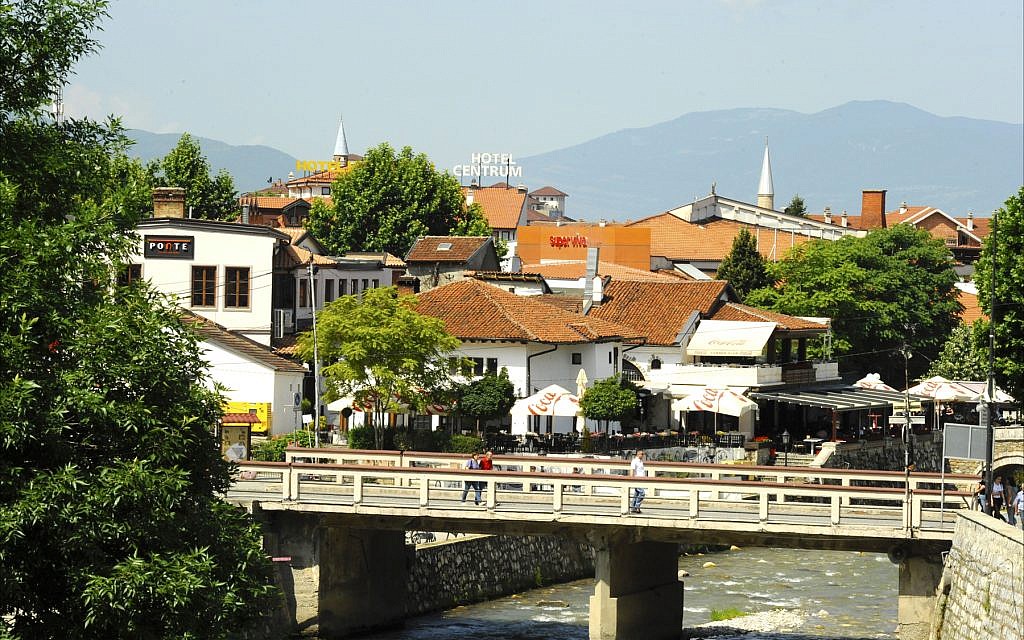 Vue de la ville médiévale de Prizren, et du fleuve  Bistrica qui traverse son centre (Crédit : Larry Luxner/ Times of Israel)